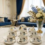 Élégant Service à Café et Lait 28 Pièces - Motif "Plumes Gris et Éclats d'Or"