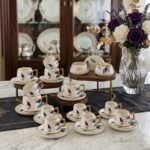 Élégant Service à Café et Lait 28 Pièces – Motif « Plumes violet et Éclats d’Or »
