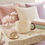 Tasse en céramique blanc crème avec anse marron chocolat