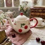 Théière en céramique motif cerises — Reliefs 3D et détails rouges