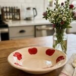 Assiette Creuse à Bords Festonnés – Décor Pommes Rouges