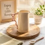 Petit Pichet Beige Mat - Anse Originale en Forme de Nœud Rose Pastel