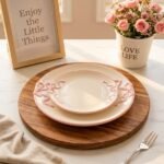 Duo d'Assiettes en Céramique Émaillée - Décor Noeuds en Relief et Liseré Rose