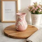 Petit Vase en Céramique Rose Pastel - Décor Nœuds Blancs en Relief 3D